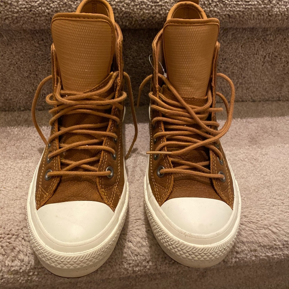 Converse leather waterproof sneaker boot 8.5 NEW⭐️